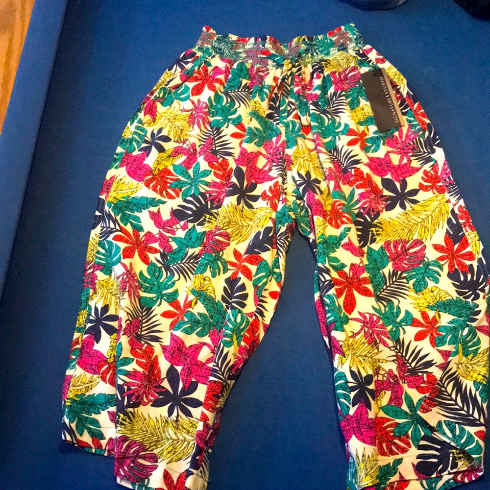 Loose culottes in fun print! NWT